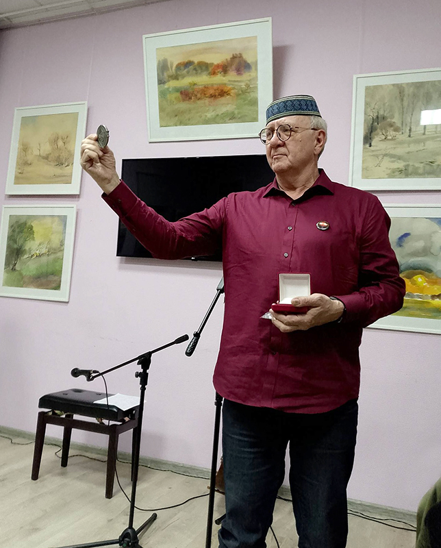Владимир Михайлуца с памятной медаью, спроектированной Леонидом Симоновским